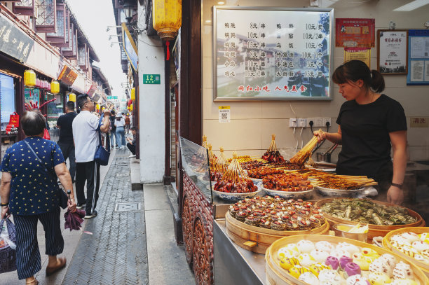 中国上海闵行区七宝古镇的七宝老街，售卖当地的街头小吃图片下载