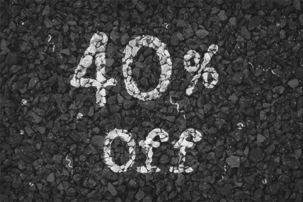 黑色和白色鹅卵石制作的乡村海报，文本40% Off在砾石道路上绘制小漩涡图案，矢量背景图片下载