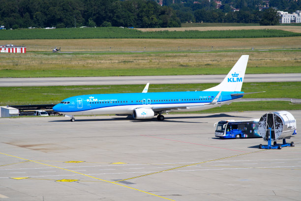 荷兰皇家航空公司波音737-9K2飞机着陆后静止滑行，注册PH-BXT。照片拍摄于2021年7月29日，瑞士日内瓦。图片下载