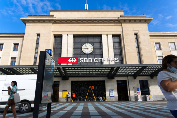 在一个阳光明媚的夏日早晨，日内瓦市科纳文火车站的主要入口。照片拍摄于2021年7月29日，瑞士日内瓦。图片下载