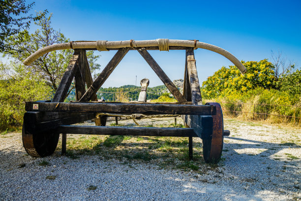 普罗旺斯城堡里的大型木制弹弓图片下载