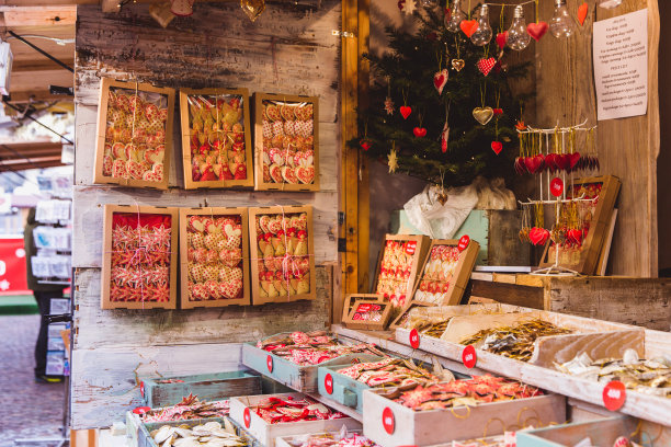 布达佩斯圣斯蒂芬广场圣诞市场上的圣诞装饰亭。图片下载