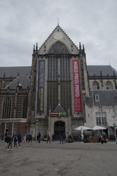 荷兰阿姆斯特丹的Nieuwe Kerk大楼的广告牌世界新闻照片图片下载