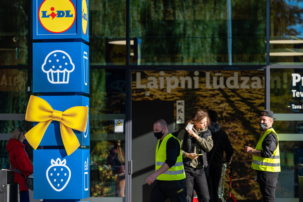 拉脱维亚里加的LIDL超市开张的第二天，门口排起了长队图片下载