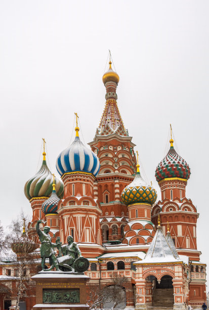 俄罗斯莫斯科红场上的圣巴兹尔大教堂和米宁和波扎尔斯基纪念碑图片下载