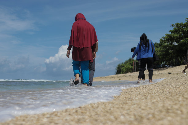 印度尼西亚西爪哇岛苏kabumi Ujung Genteng的Cibuaya海滩上，一群戴着头巾的年轻亚洲妇女的低角度照片。图片下载