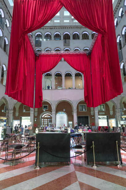 Fondaco dei Tedeschi是大运河上一座历史悠久的宫殿，位于威尼斯里亚托桥附近，现在已改建为一家奢侈品百货公司图片下载