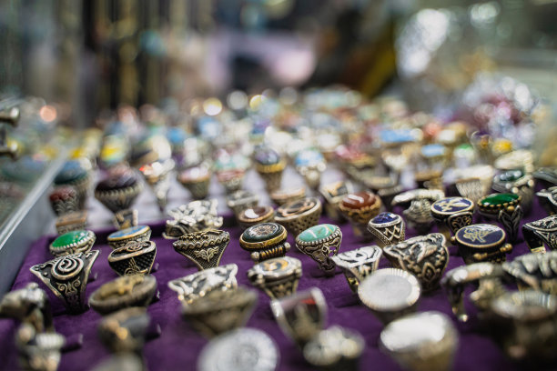 大巴扎商场橱窗里一排排镶着彩色宝石的银戒指图片下载