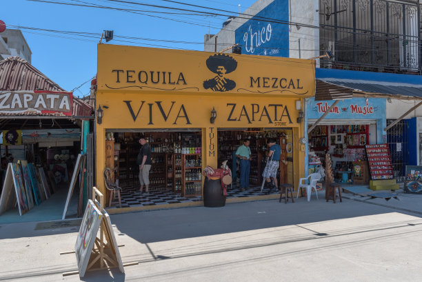墨西哥金塔纳罗奥市图卢姆大街上的商店和餐馆图片下载