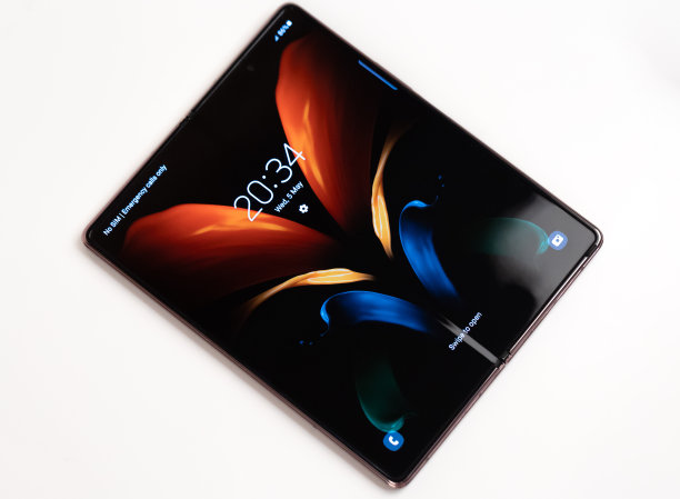 三星Galaxy Z Fold2白色背景。新款智能手机，可近距离折叠屏幕。图片下载