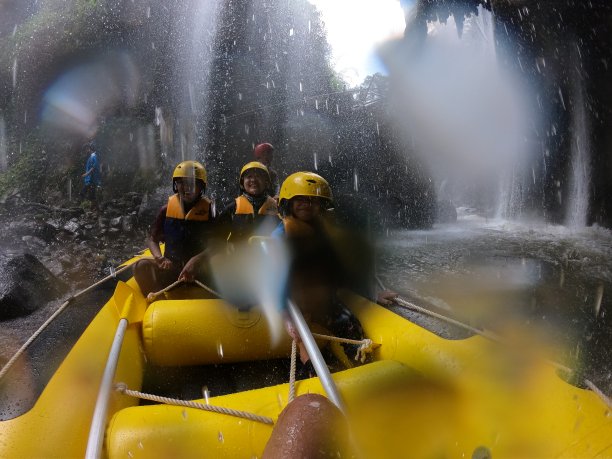 佩卡伦河漂流之旅图片下载
