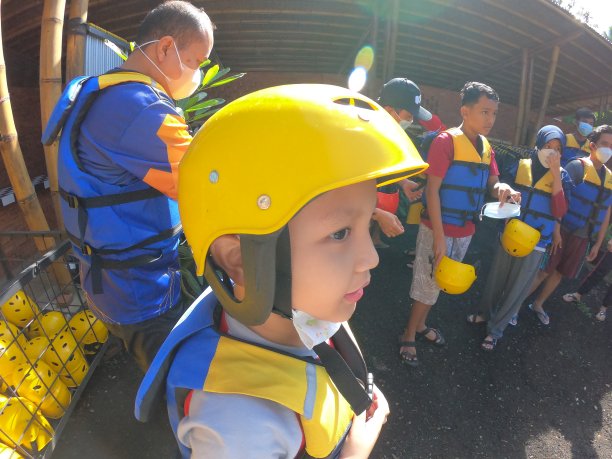 一群游客在做木筏旅行前的准备工作图片下载