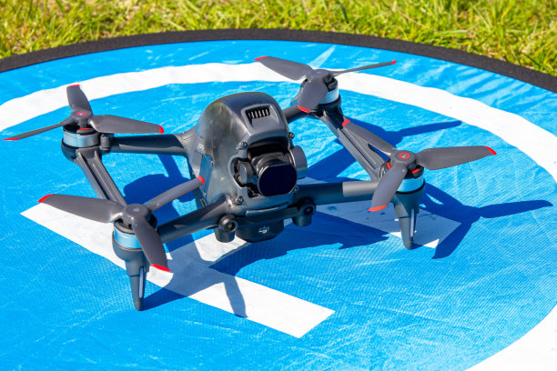 俄罗斯莫斯科- 2021年5月30日:特写图片，新的空中DJI FPV无人机在飞行降落台上。顶部前视图无人机四旋翼，4K 60 fps数码相机和遥控器。在阳光明媚的夏日旅行图片下载