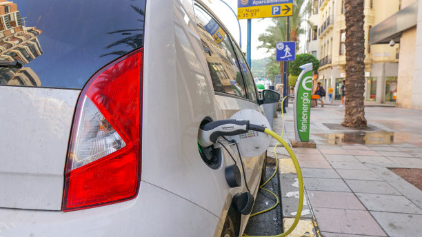 电动汽车在充电点充电图片下载