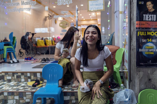 一位年轻的泰国女子看着镜头真诚地笑了。巴东地区一家按摩院附近的女按摩师。泰国的真实生活、街头照片和旅行。2019年12月30日，泰国普吉岛。图片下载
