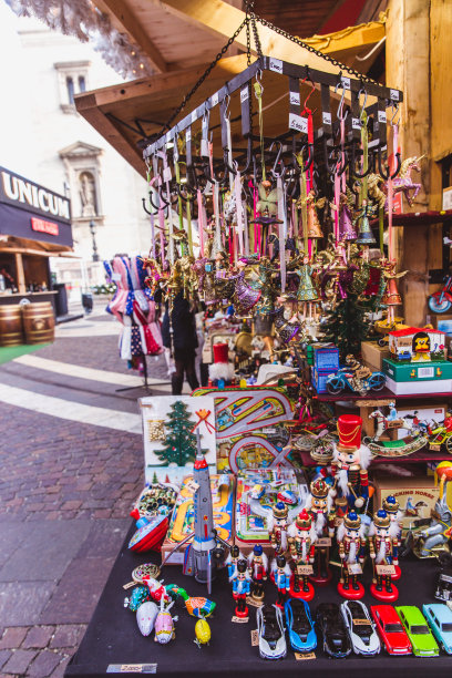 布达佩斯圣斯蒂芬广场的圣诞市场上摆放着旧玩具的售货亭。图片下载