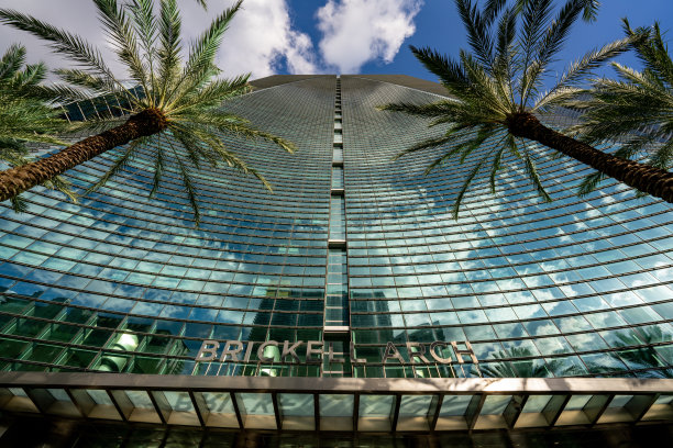 照片的布里克尔拱门现代高层玻璃办公大楼图片下载