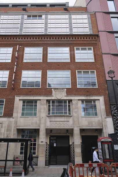 前圣马丁艺术学校入口，现为查令十字路的福伊尔书店。图片下载