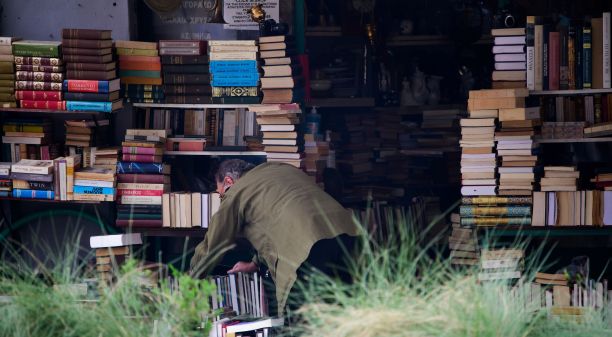 一个在二手书店的男人图片下载