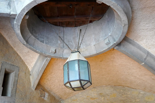 在一个多云的秋天，在沙夫豪森古城的一个名叫Munot的中世纪城堡的天花板上挂着一盏灯。照片拍摄于2021年9月25日，瑞士沙夫豪森。图片下载