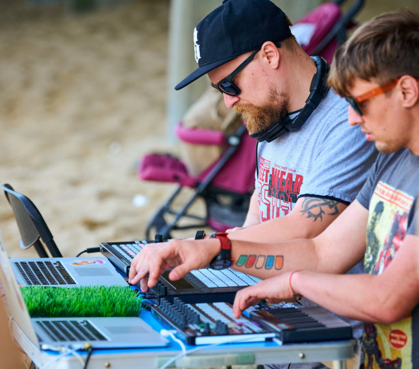 Disc jocies dj播放音乐鼓机midi控制器，鼓垫，节拍采样器，海滩派对图片下载