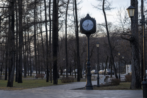 公园里的复古时钟图片下载