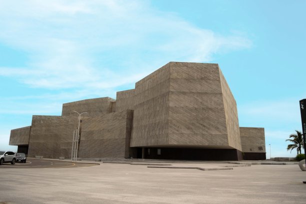 在阳光明媚的日子里，Foro Boca音乐厅的正面图片下载