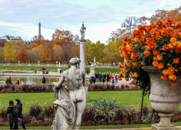 人们喜欢卢森堡公园。图片突出了雕像、花盆、喷泉、湖泊和埃菲尔铁塔的背景图片下载