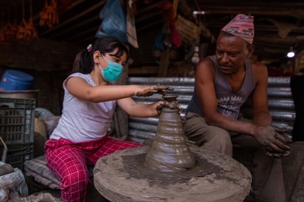 “Pala”，传统的土制油灯图片下载