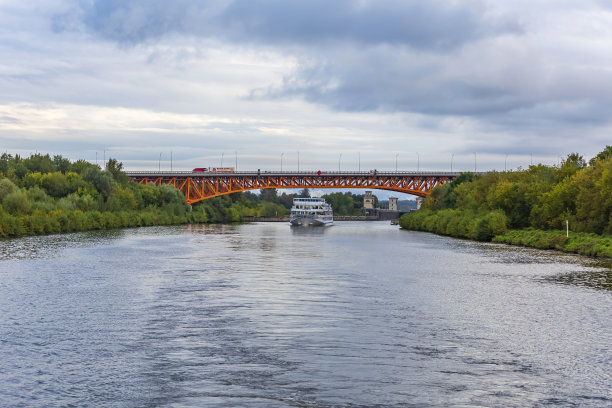 舒适的四甲板船正在河上航行图片下载