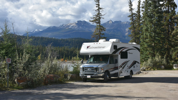 加拿大阿尔伯塔省的贾斯珀，露营拖车，落基山脉，河景图片下载