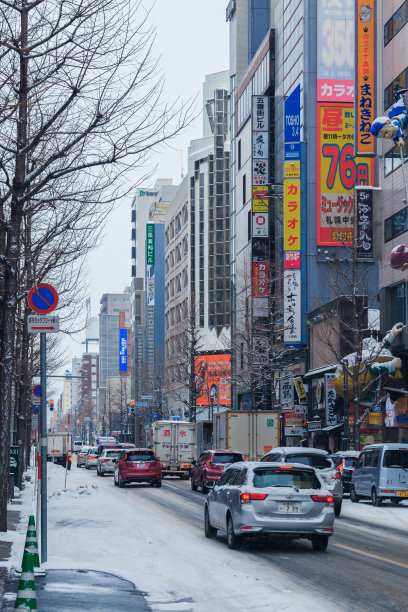 札幌市中心的街景图片，在冬季，道路被雪覆盖图片下载