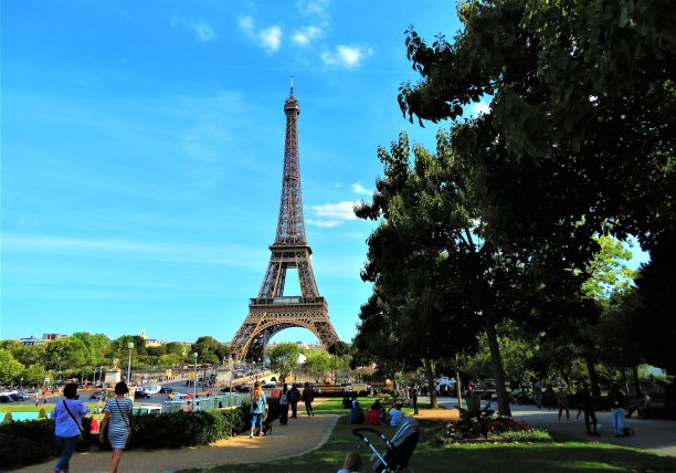 法国巴黎战神广场的埃菲尔铁塔。图片下载
