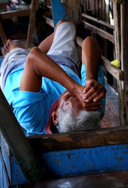 一个人累得睡着了图片下载