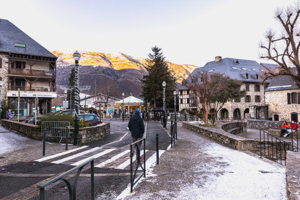 法国著名滑雪胜地圣拉里苏兰的主要街道图片下载