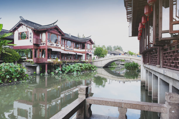 中国上海闵行区七宝古镇普惠河畔的传统茶馆和建筑图片下载