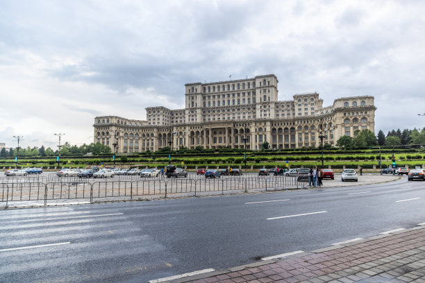 罗马尼亚布加勒斯特的Parlament Palace的正面照片。图片下载