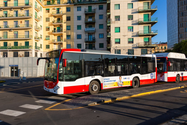 意大利那不勒斯的公共交通巴士图片下载