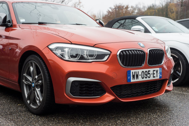 前视图的橙色宝马2系列停在街道上图片下载