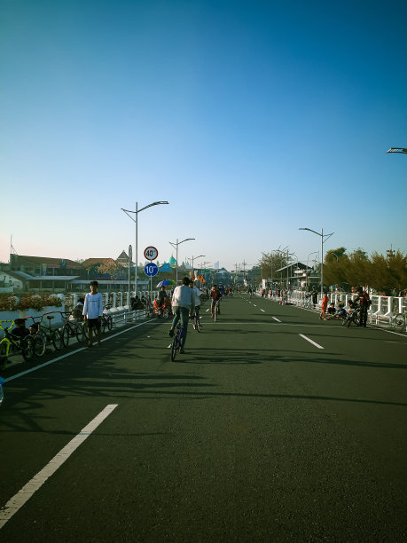 周日，在印度尼西亚泗水举行的无车日活动中，人们在路上骑自行车。图片下载