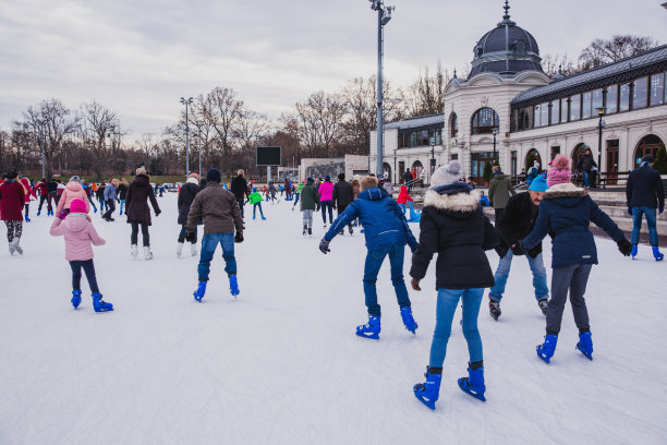 许多人在匈牙利布达佩斯的城市公园溜冰场度过他们的假期图片下载