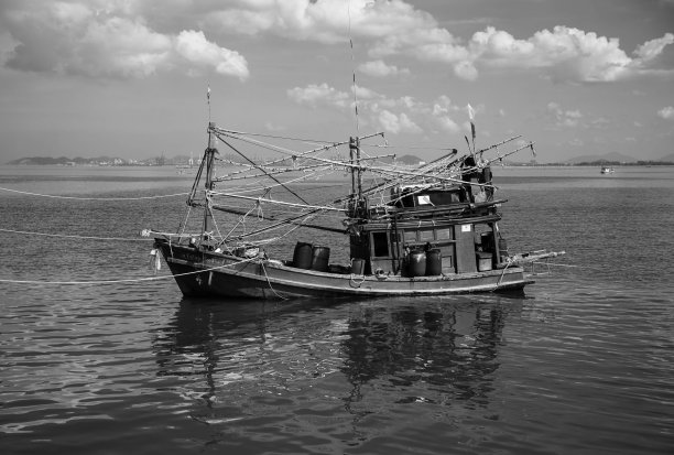 渔船停靠在泰国班纳克鲁厄码头的黑白照片。图片下载