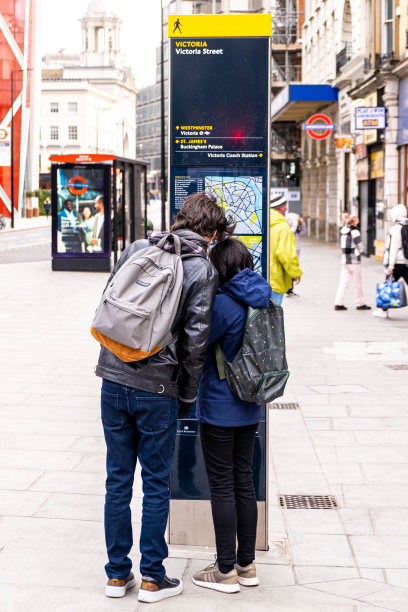 年轻夫妇在伦敦维多利亚街看路线图图片下载