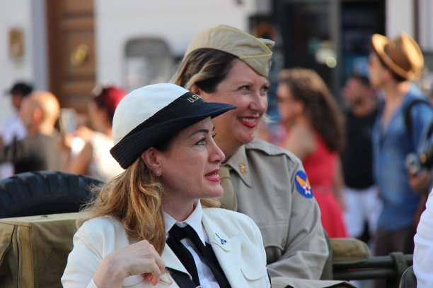 汽车与人物复古素材图片下载