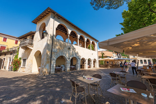 户外餐厅和酒吧在加尔达镇-加尔达威尼托湖意大利图片下载