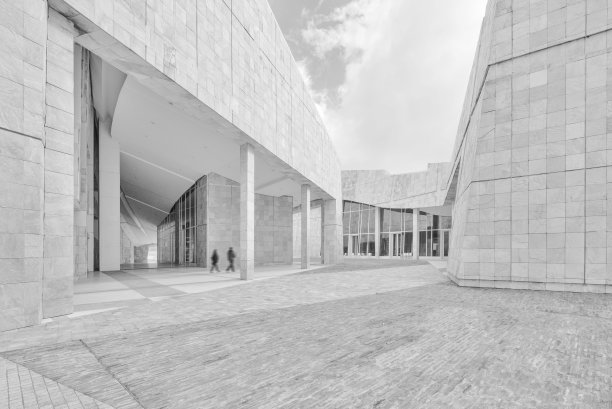 这是加利西亚圣地亚哥德孔波斯特拉建筑作品Gaiás或Cidade da culture的黑白照片。图片下载