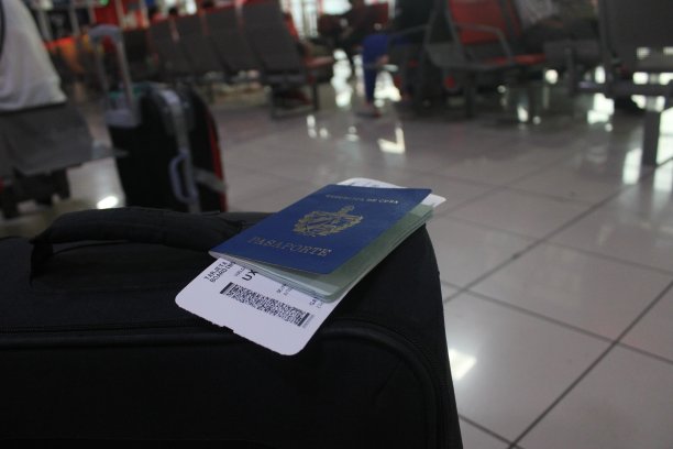 旅行箱上面有一本古巴护照图片下载