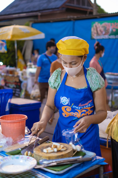 泰国芭提雅的纳克洛亚夜市有很多街头小吃，当地的泰国市场有卖纳克洛亚夜市食物的人图片下载
