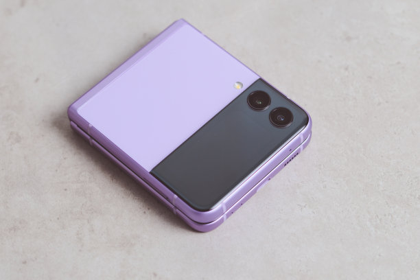 桌上手机的高角度视图图片下载