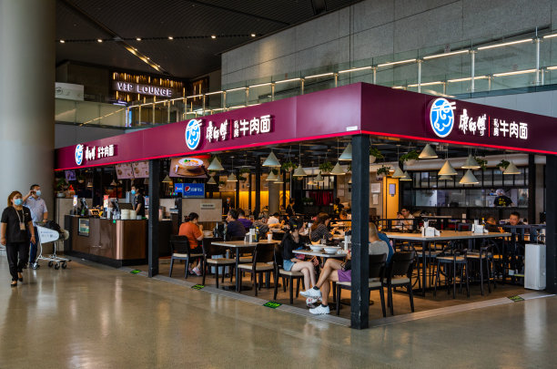 上海虹桥国际机场2号航站楼候机楼，以牛肉面闻名的康师傅美食图片下载